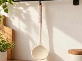 Cucharon color natural con mango madera